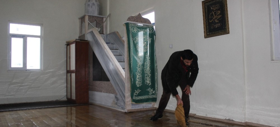Adıyaman'da su basan cami gölete döndü