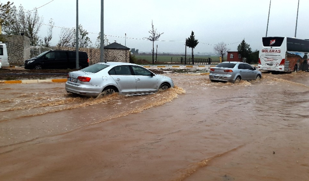 Adıyaman’da cadde ve sokakları su bastı