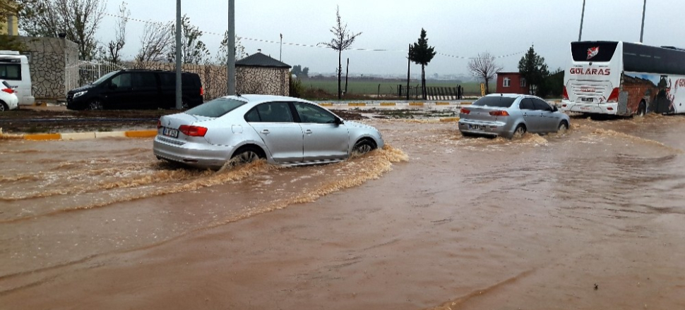 Adıyaman’da cadde ve sokakları su bastı