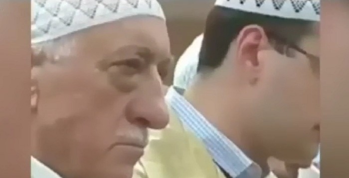 Kendini tarif etmiş! ''Namaz kılarken gözleri sağda solda gezenler...'' (VİDEO)