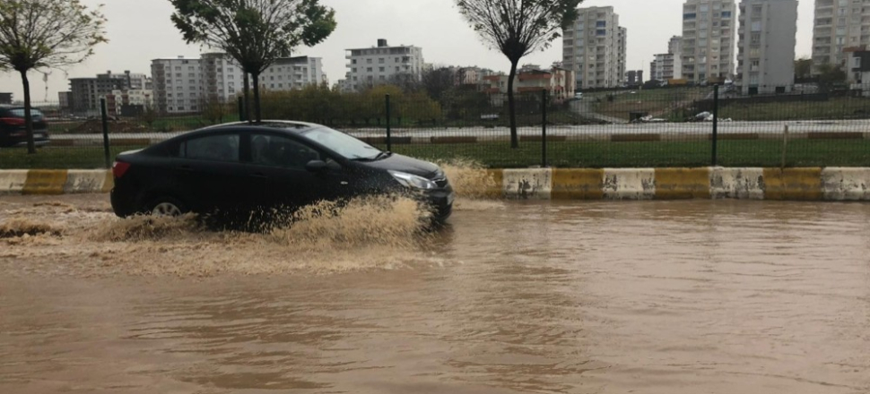 Adıyaman’ın Kahta ilçesinde cadde ve sokaklar göle döndü
