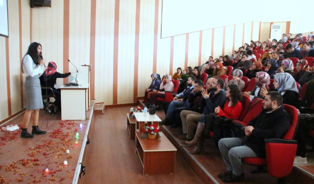 Kilis'te üniversite öğrencilerinden şiir dinletisi