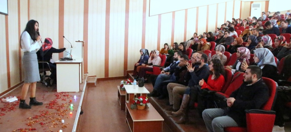 Kilis'te üniversite öğrencilerinden şiir dinletisi