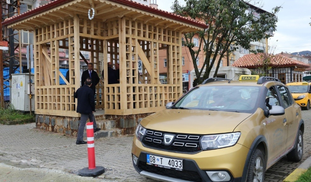 Artvin Arhavi’de taksi durakları yöresel mimariyle yenileniyor