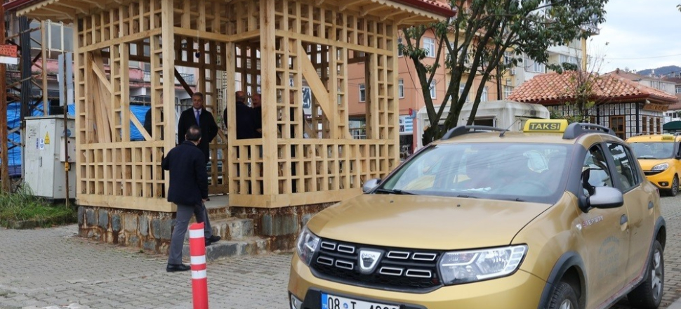 Artvin Arhavi’de taksi durakları yöresel mimariyle yenileniyor
