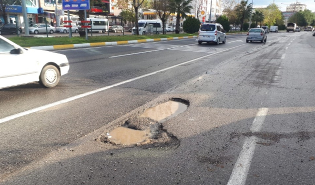 Adıyaman'da yoldaki çukur kazaya davetiye çıkarıyor