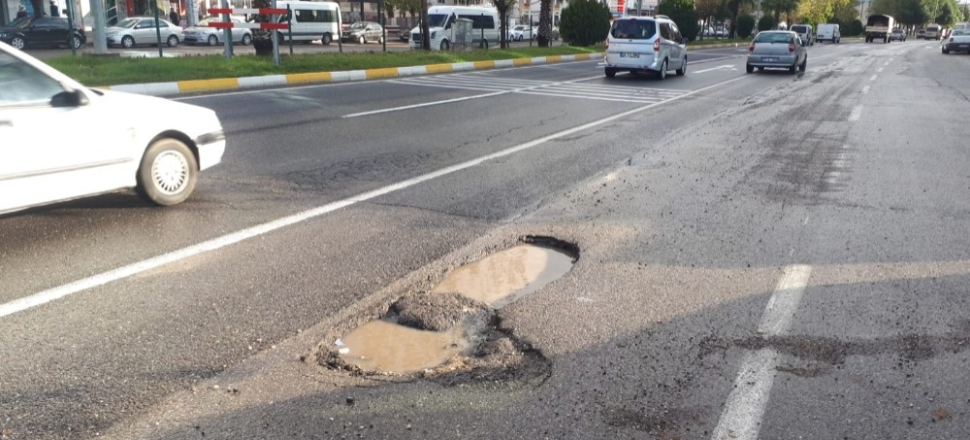 Adıyaman'da yoldaki çukur kazaya davetiye çıkarıyor