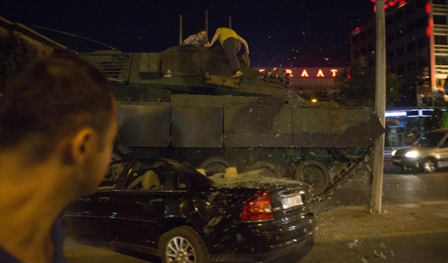 Tankın altında kaldığı o anları anlattı...