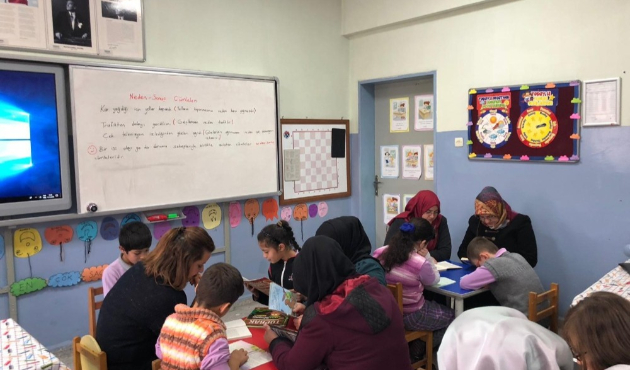 Kütahya'da çocuklarıyla kitap okuyorlar