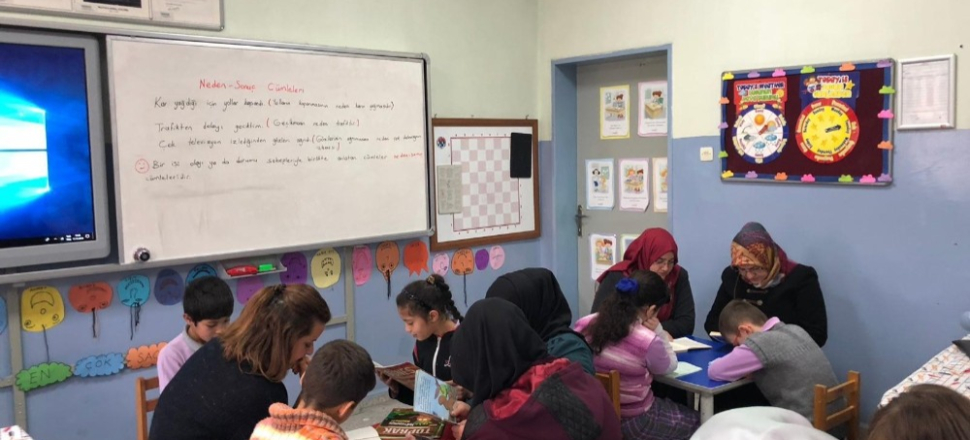 Kütahya'da çocuklarıyla kitap okuyorlar