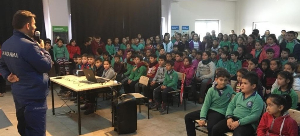 Manisa Alaşehir’de jandarmadan öğrencilere trafik eğitimi