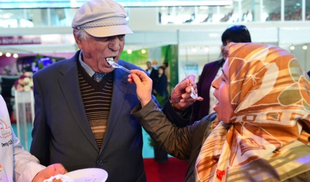Adana'da 80 yaşındaki eski boksör evlendi
