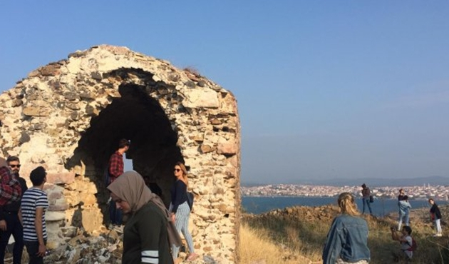 Balıkesir'de üniversiteliler, defineci tahribatını yerinde tespit etti
