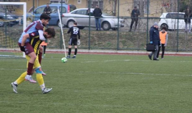 Sakatlanan rakibini saha dışına sırtında taşıdı!