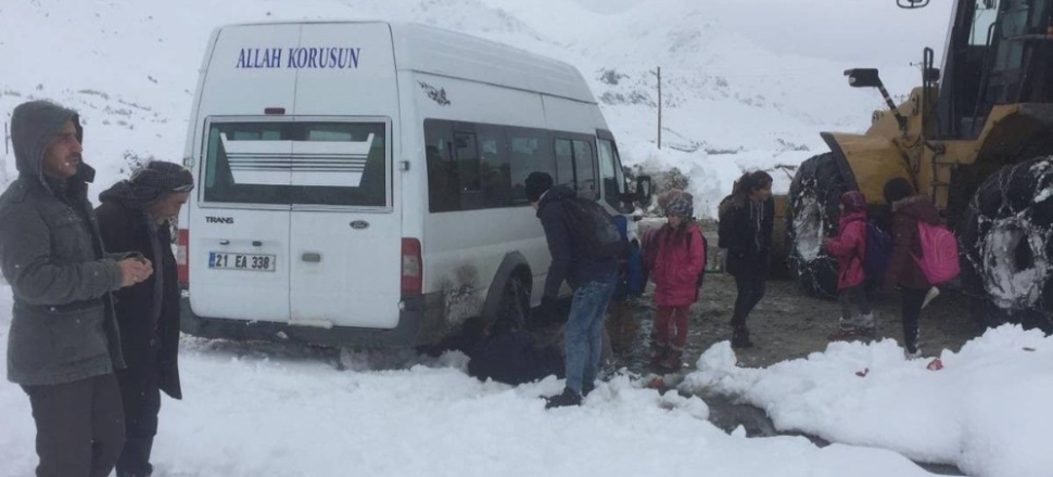 Hakkari'de kar ve tipide mahsur kalan öğrenciler kurtarıldı