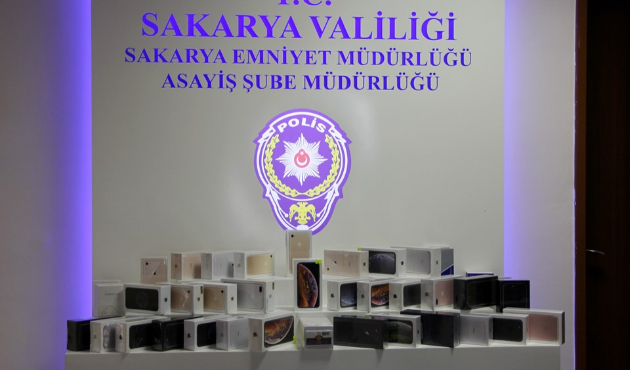 Sakarya'da duvarı delip 500 bin liralık telefon çaldılar