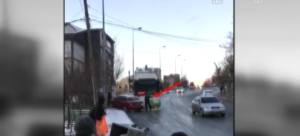 Halk otobüsünün altında kalıyordu...
