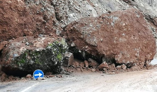 Çukurca- Şırnak karayoluna kaya düştü