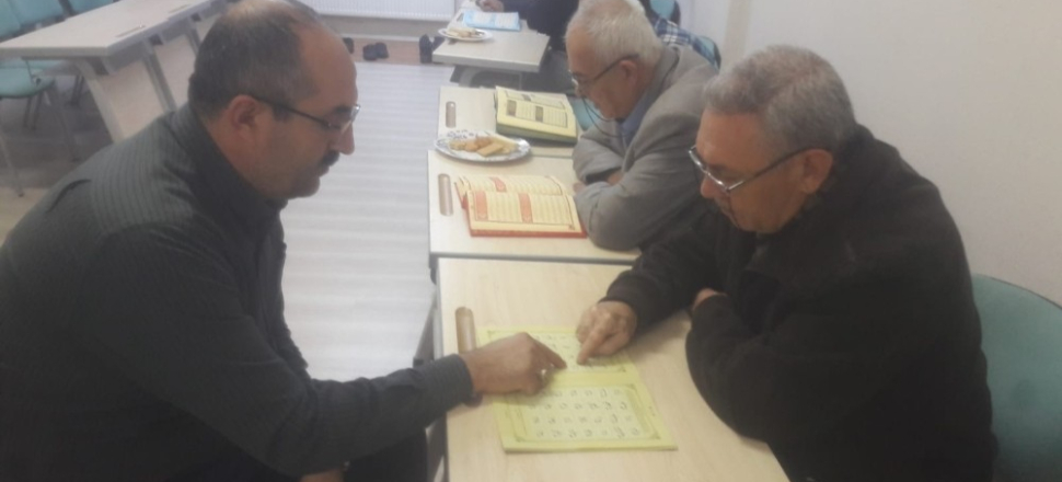 Kütahya'da 71 yaşında Kur’an-ı Kerim’i okumayı öğreniyor
