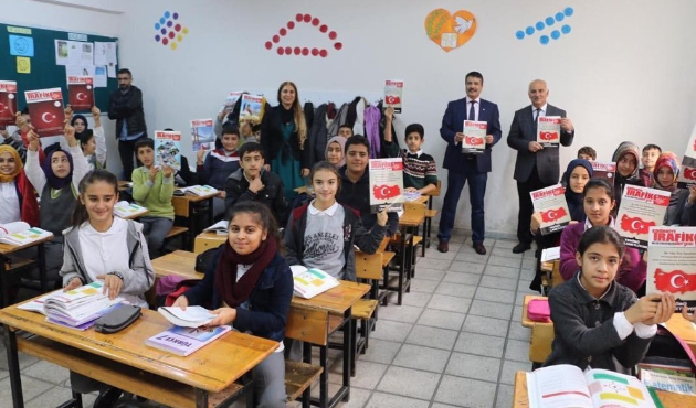 Adıyaman'da öğrencilere trafik dergisi dağıtıldı