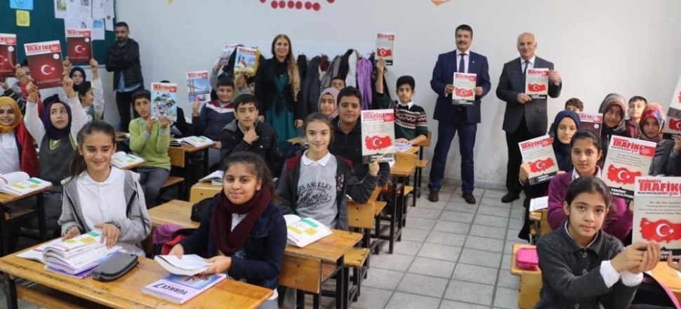 Adıyaman'da öğrencilere trafik dergisi dağıtıldı