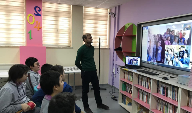Kütahya Çavdarhisar’lı öğrencilerden dünyaya gönül köprüsü