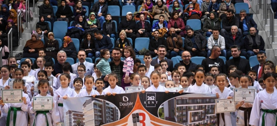 Kocaeli Kartepeli miniklerin diplomalarını Üzülmez verdi