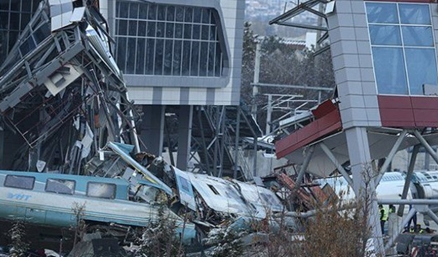 Ankara'da tren kazası enkazı kaldırılıyor