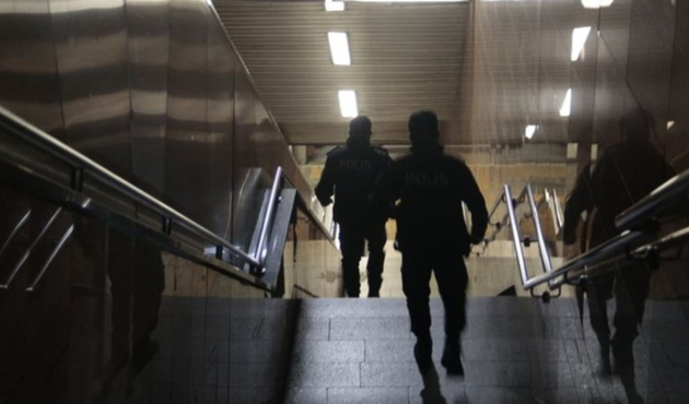 Metro durağında bir kişi raylara düştü!