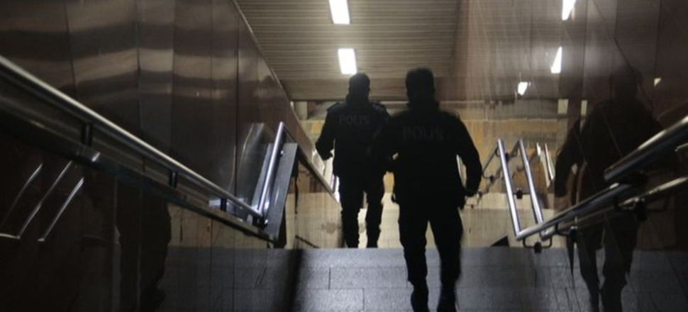 Metro durağında bir kişi raylara düştü!