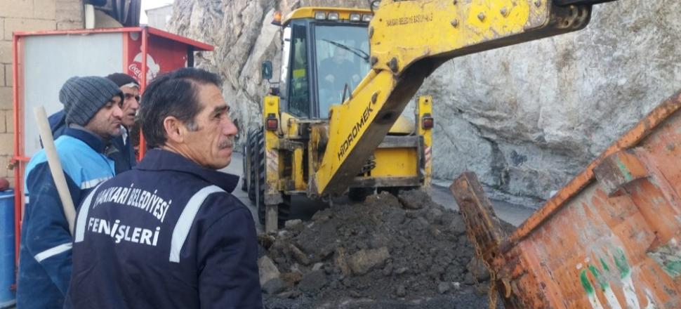 Hakkari'de dondurucu soğukta altyapı çalışması