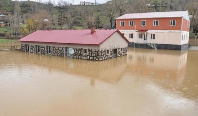 Bitlis'te sel hasara neden oldu