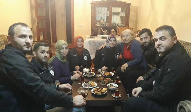 Kocaeli'de Alo Evlat ekibi Hatice Teyze’yi ziyaret etti