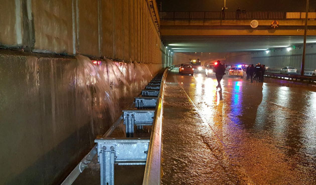 Düzce'de ana su borusu patladı  D-100 Karayolu  trafiğe kapatıldı