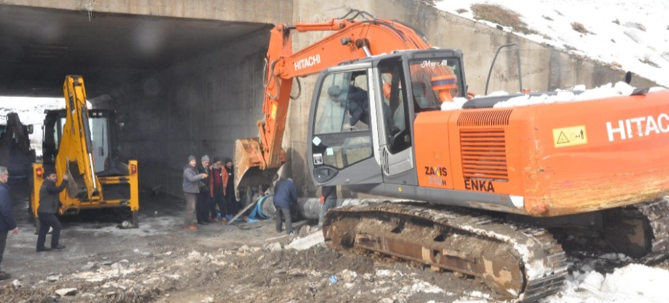 Bitlis'te sel suları ana ishale hattı borusunu götürdü