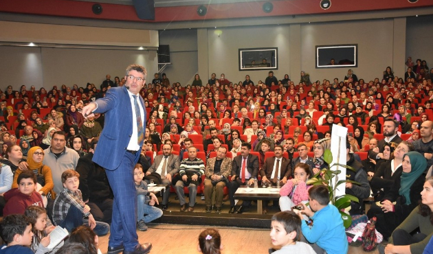 Manisa'da salona sığmayan konferans