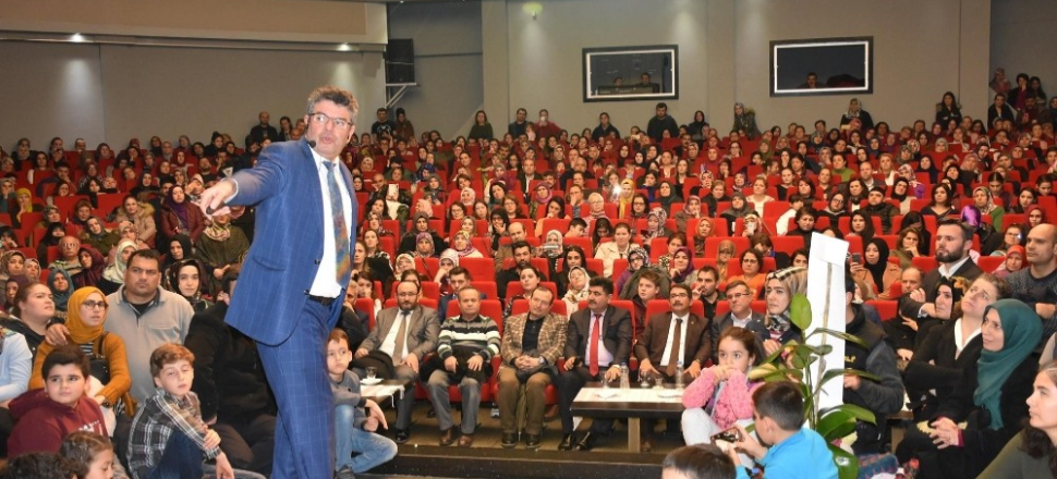 Manisa'da salona sığmayan konferans