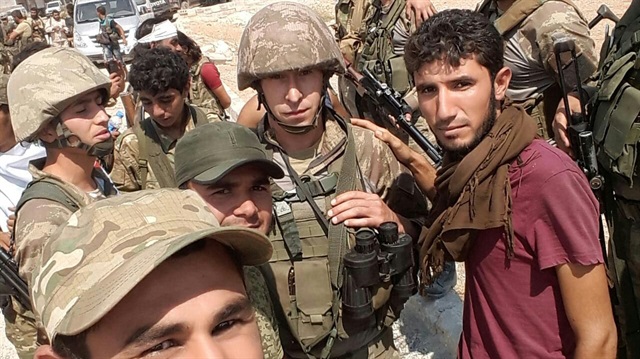 Suriyeli Türkmenlerden Mehmetçik'e sevgi gösterisi