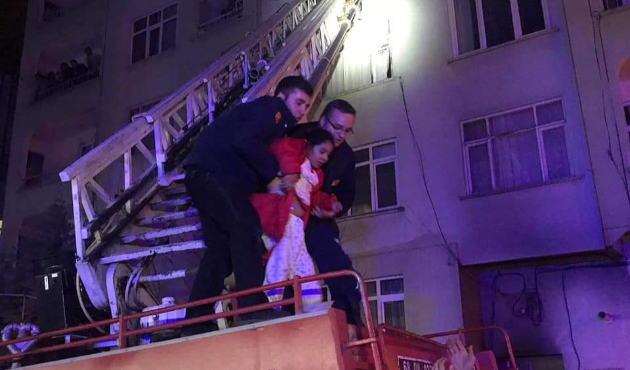 6 katlı apartmanda korkutan yangın