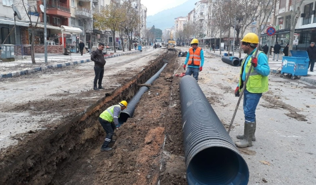 Manisa'da İzmir Caddesi’ne yağmursuyu hattı döşendi