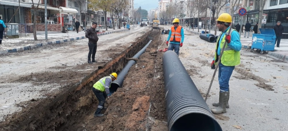 Manisa'da İzmir Caddesi’ne yağmursuyu hattı döşendi