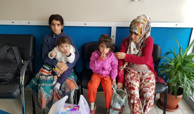 Diyarbakır'da kelebek çocuklara kışlık mont ve bot yardımı