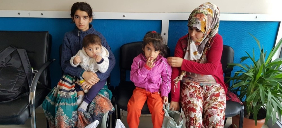 Diyarbakır'da kelebek çocuklara kışlık mont ve bot yardımı
