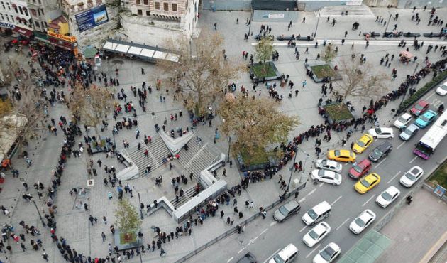Eminönü'nde bilet kuyruğu yüzlerce metreye ulaştı!