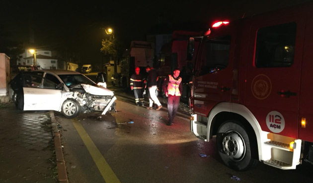 Hızını alamayan otomobil çekiciye çarptı!