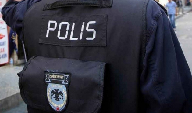 Türk bayrağına hakaret eden polislere operasyon!