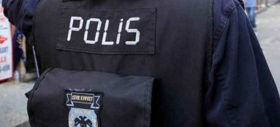 Türk bayrağına hakaret eden polislere operasyon!