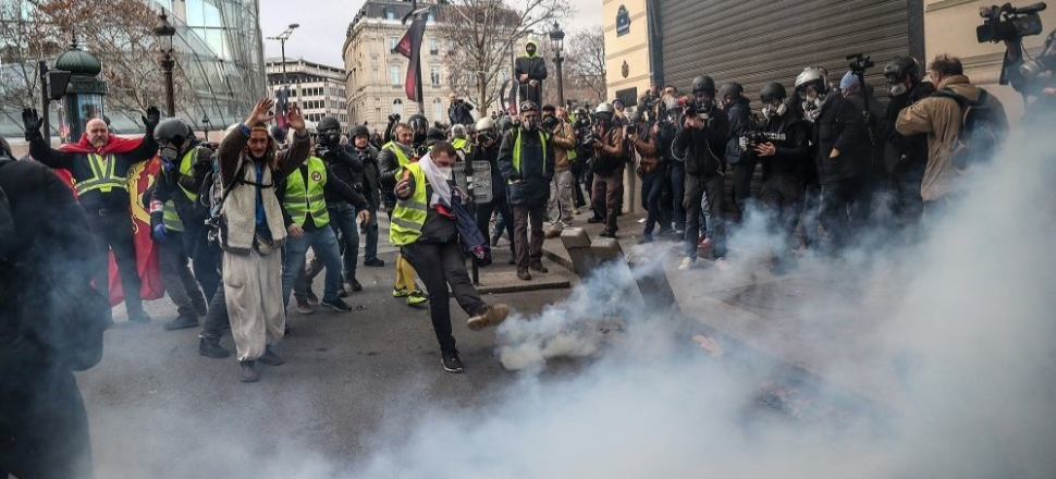 Macron'un çağrıları işe yaramadı, ortalık karıştı!