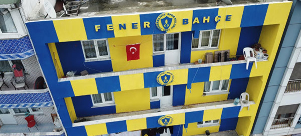 Fanatik taraftar apartmanı sarı lacivert yaptı!
