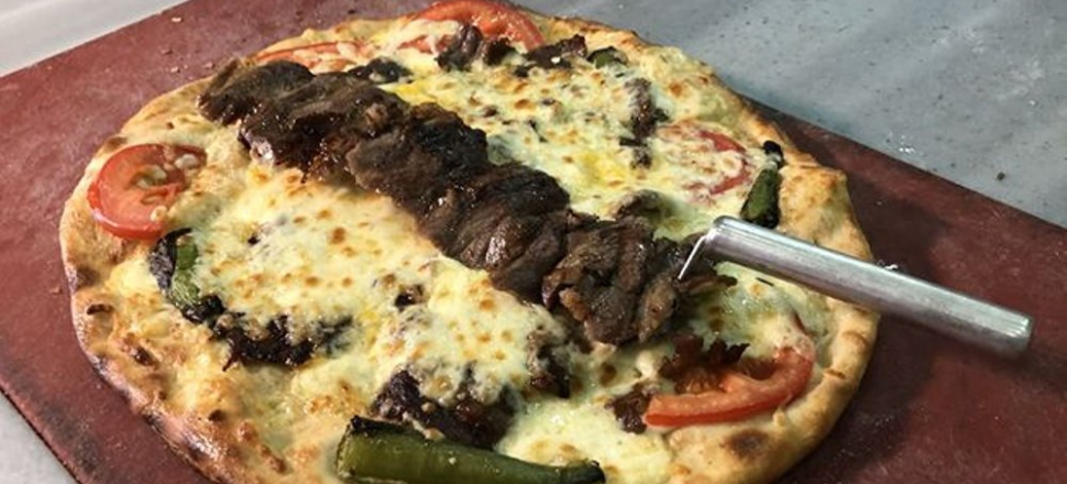 Pizza ile cağ kebabı birleşti!